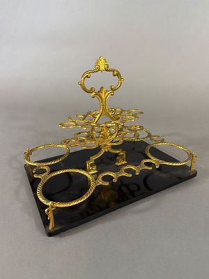 Intérieur de cave à liqueur en métal doré, sur plateau en bo…