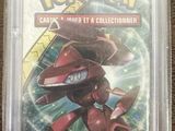 un gros plan sur une carte à collectionner Pokémon dans son emballage