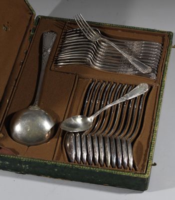 des couverts dans un étui vert contenant des cuillères, des fourchettes et des cuillères-fourchettes