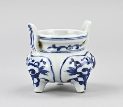 Vase chinois en porcelaine bleue et blanche orné d'un chat debout