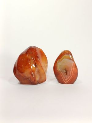 deux morceaux d'agate posés sur une surface blanche, sur fond blanc