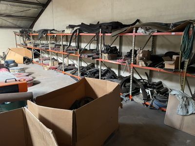 une pièce remplie de nombreuses paires de chaussures et de cartons
