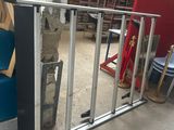 une chaise bleue posée à côté d'une balustrade métallique