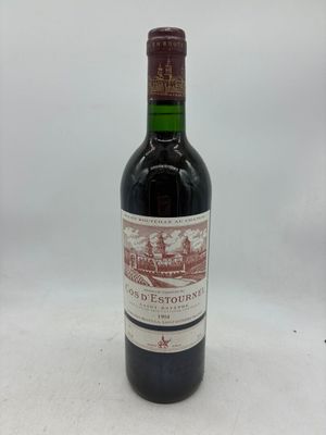 une bouteille de vin posée sur une table