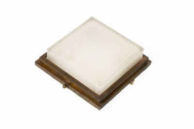 vue de dessus d'une serviette en papier blanche carrée posée sur un support en bois