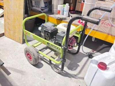 un petit chariot vert surmonté d'une pompe à eau