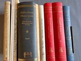 plusieurs livres sont alignés sur une table