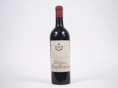 une bouteille de vin rouge posée sur une table blanche