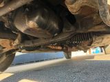 un gros plan sur le pot d'échappement d'une voiture et le pot d'échappement