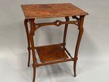 une vieille table en bois surmontée d'une étagère
