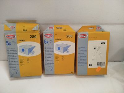 trois boîtes de produits d'entretien posées sur une surface blanche