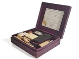 une boîte violette contenant un ensemble d'objets
