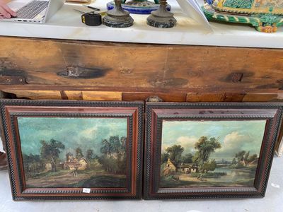 deux tableaux posés sur une table sur laquelle se trouve un ordinateur portable