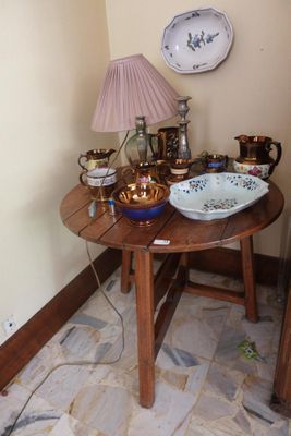 a small table with a bowl on it and a lamp on it