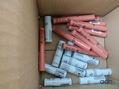une boîte remplie de baies de lip et une boîte de baies de lip