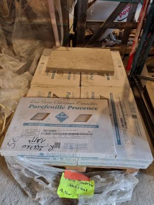 une pile de journaux posée par terre à côté d'une chaise