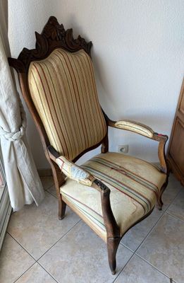 Fauteuil dit "Voltaire" de style Louis XV, en bois sculpté.