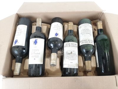 plusieurs bouteilles de vin dans une caisse sur la table