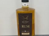 une bouteille de rhum posée sur une table