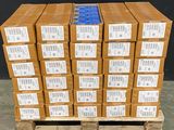 plusieurs piles de cartons empilées sur une palette