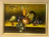 une peinture représentant des fruits et un verre de jus de fruits posés sur une table