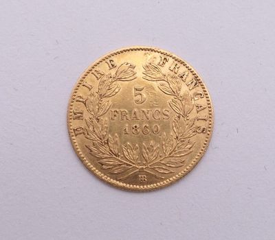 gros plan d'une pièce d'or sur une surface blanche