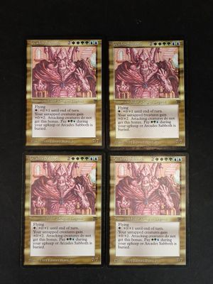 quatre cartes de jeu sur lesquelles figure l'image d'un dragon