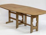 table en bois avec un plateau en bois sur fond blanc