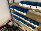 une étagère sur laquelle sont disposés de nombreux types de câbles électriques