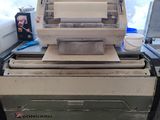 une machine posée sur une table dans une pièce