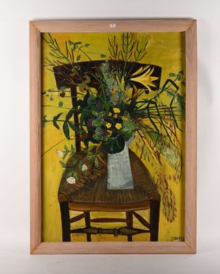 un tableau représentant un vase de fleurs posé sur une chaise