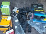 de nombreux types de tuyaux à l'arrière d'un camion