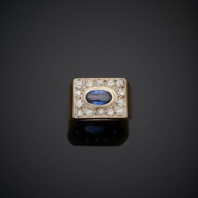 Bague en or jaune 750 millièmes façon chevalière, centrée d'un saphir  - Photo 1