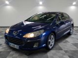 la photo d'une voiture bleue garée dans un garage