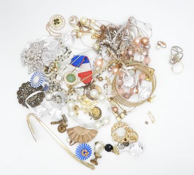 une pile de bijoux assortis sur une surface blanche