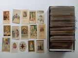 tout un tas de vieilles cartes religieuses sur la table
