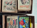 de nombreux livres dans une boîte en carton posée sur une table