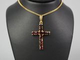 un collier avec un pendentif en forme de croix sur un mannequin