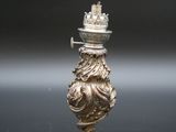 un bougeoir ancien en argent surmonté d'une couronne