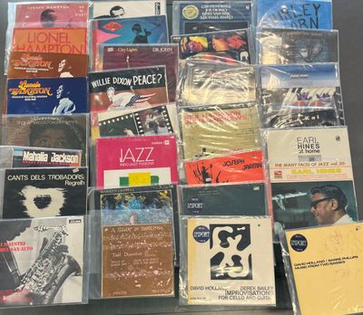 beaucoup de cd de musique et de cd sur la table