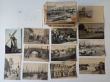 de nombreuses vieilles photos d'un moulin à vent et de bâtiments accrochées au mur