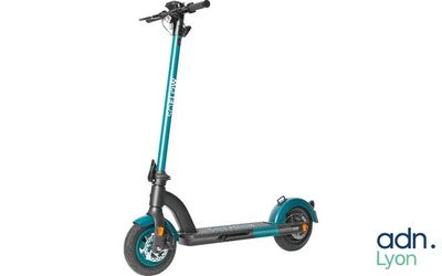 une image représentant un scooter sur lequel figurent les lettres « adn »