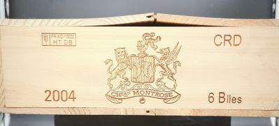une boîte en bois sur laquelle est représenté un blason