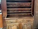 image d'un meuble en bois avec de nombreuses étagères et tiroirs