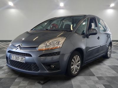 une photo d'une Citroën grise garée dans un garage