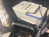 une photo d'une imprimante posée sur une chaise dans une pièce