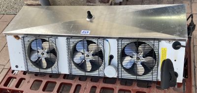 trois ventilateurs posés sur une palette