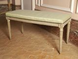 un banc posé à même le sol dans une pièce