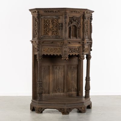 Meuble à crédence, richement sculpté de cariatides et de tra…