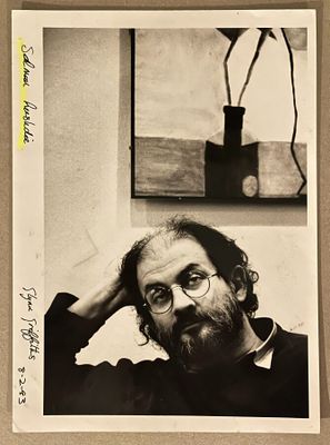 une photo en noir et blanc d'un homme portant des lunettes et une barbe